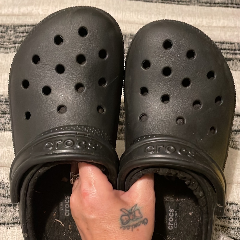 BLACK FUR LINED CROCS